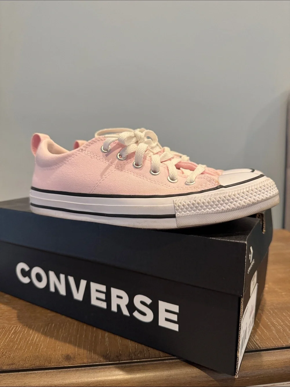 Converse Kids Low Top Sneakers in Light Pink Sz 5